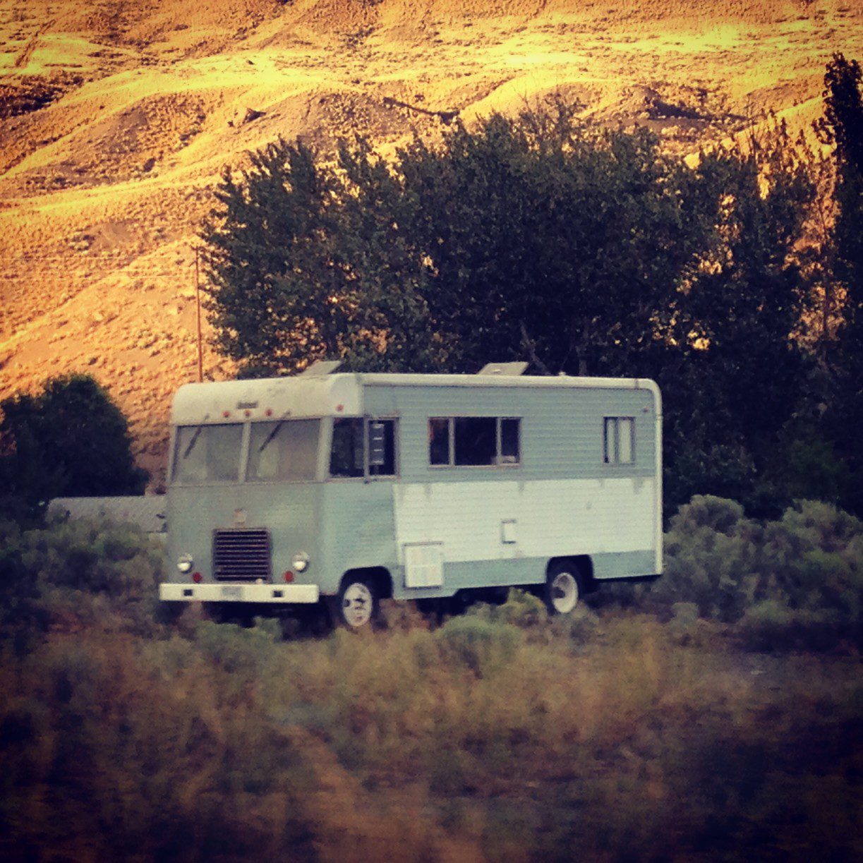 old-rv-in-front-of-mountains_t20_BAKrAZ.jpg