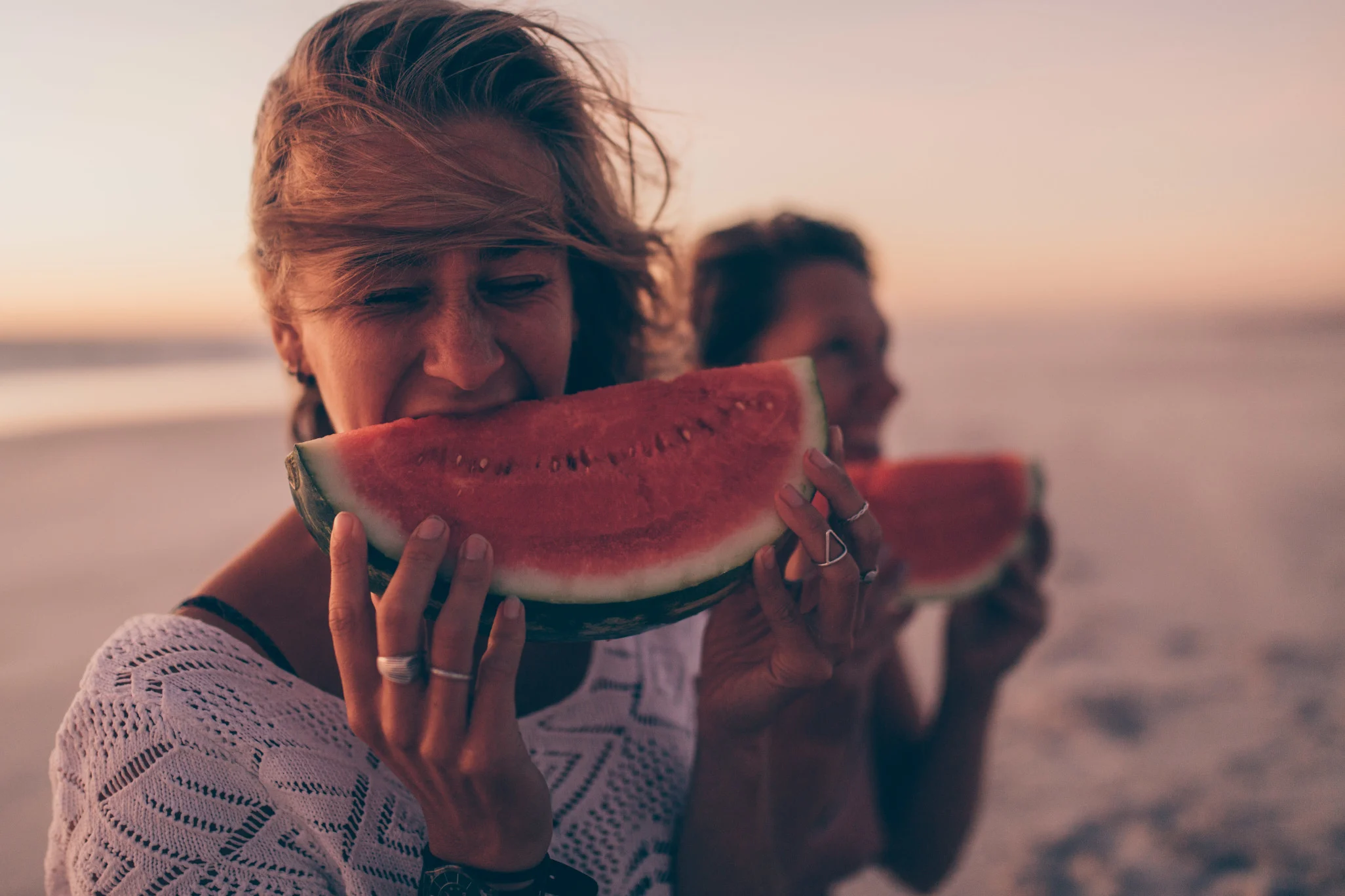 beach-food-summer-fun-watermelon-eating-healthy-woman-happy-vitamines_t20_a8EdkE.jpg