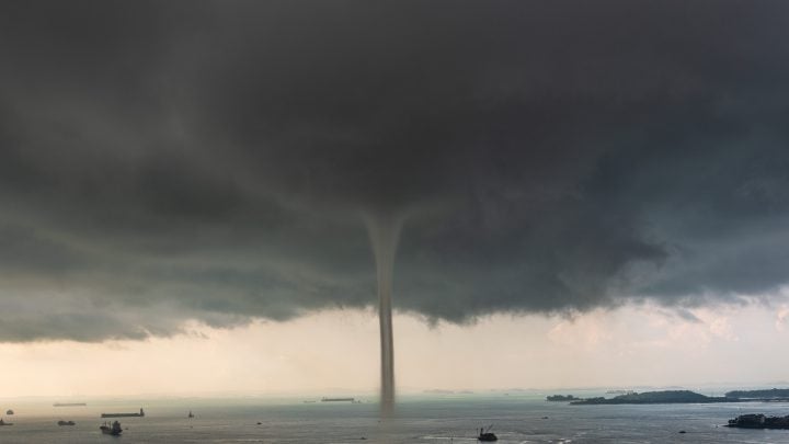 Tornado-Like Waterspout Forms Off Florida Coast - Drivin' & Vibin'