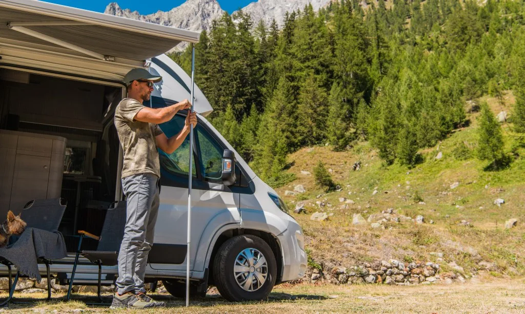 Man setting up RV for boondocking