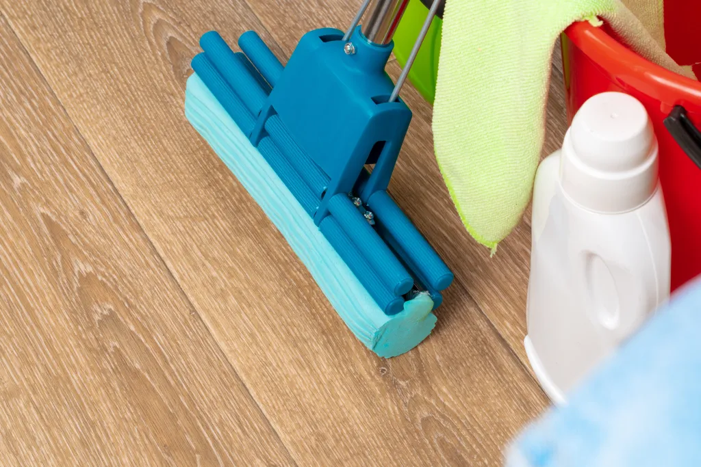 Cleaning tools for cleaning woodfloors