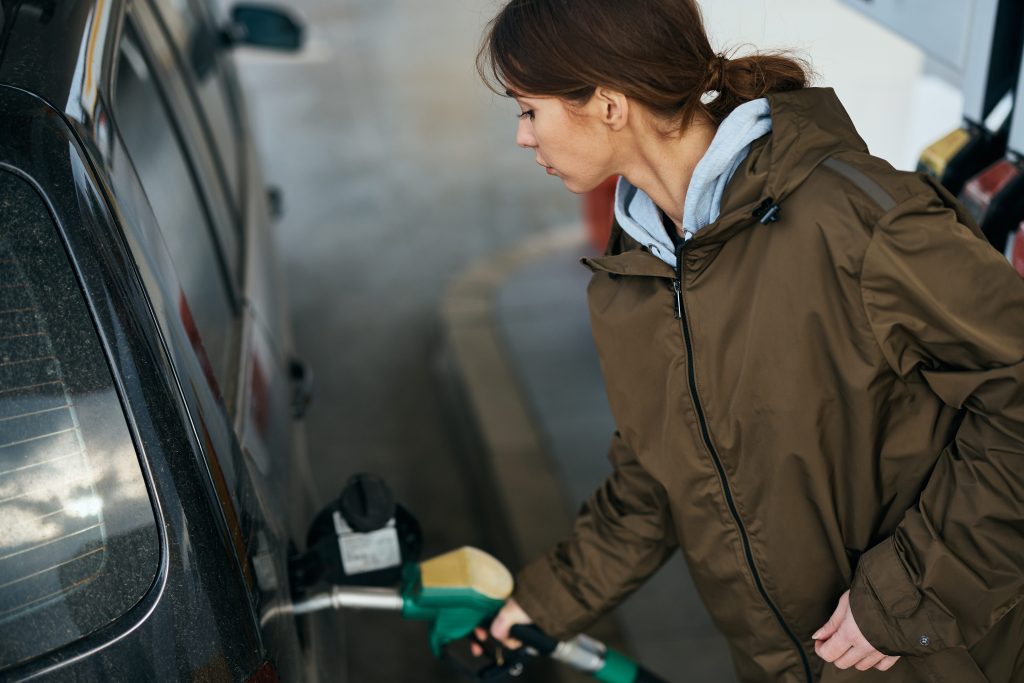Mulher enchendo o tanque de gasolina 