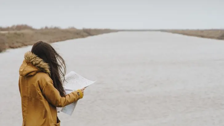 Woman reading map at the Mississippi River