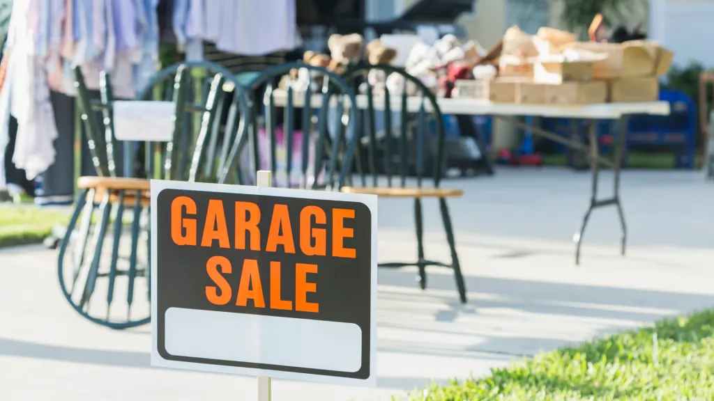 garage sale sign