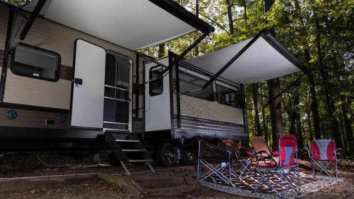 RV slide outs at campsite