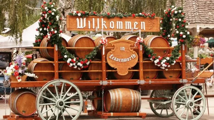A wagon filled with barrels and a sign reading Wilkommen in Leavenworth. Avoid Leavenworth if you dislike Bavarian culture.
