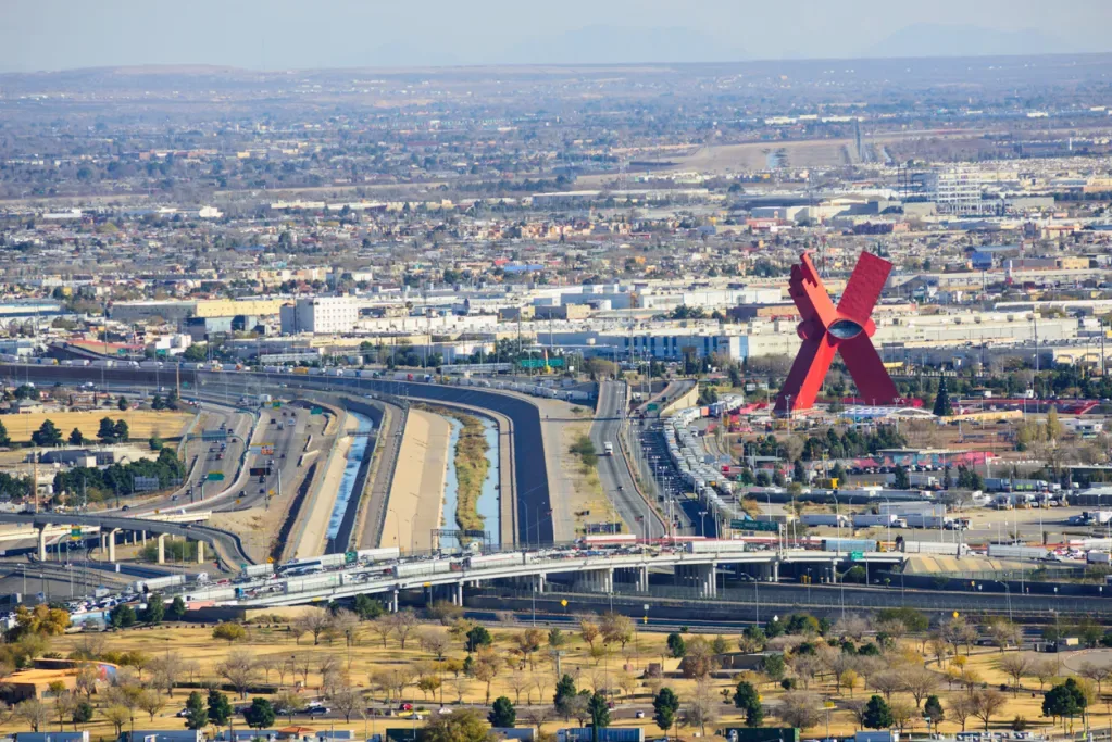 Is El Paso a good or bad place to cross the Mexico border?