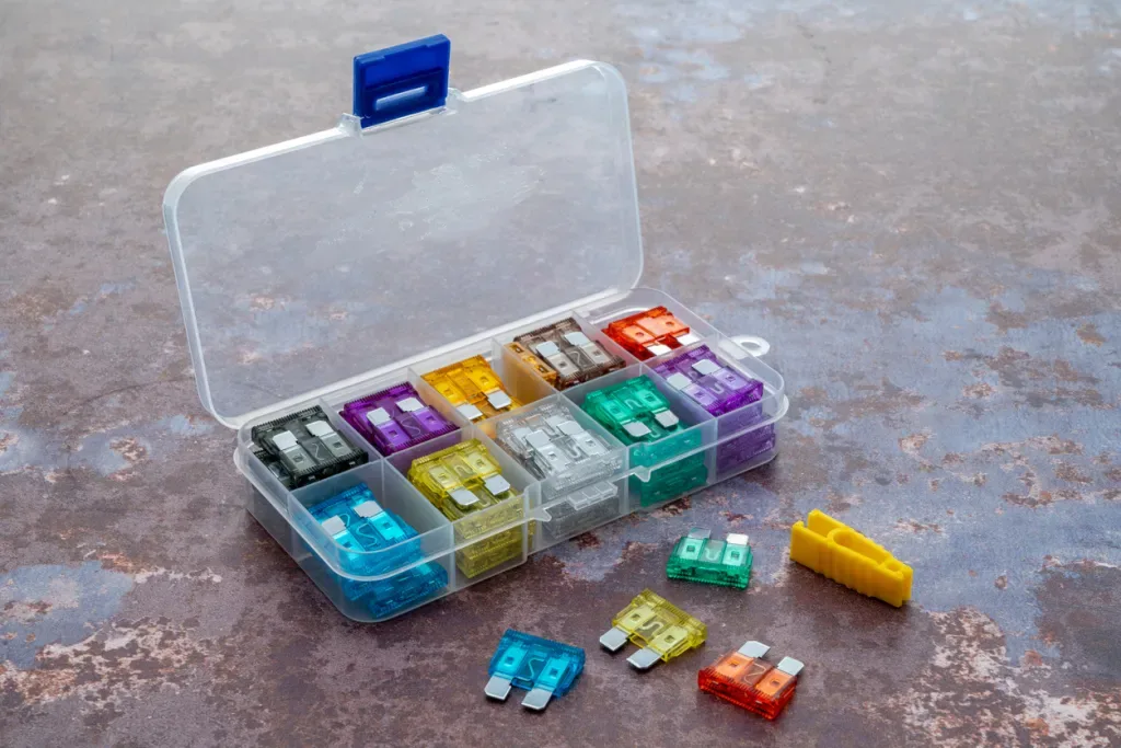 A replacement fuse set with eight compartments and a plastic fuse puller.