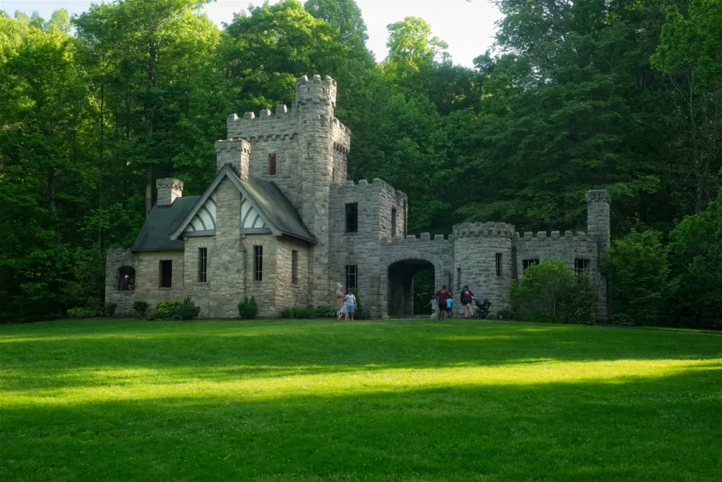 Squire's Castle, an eerie roadside attraction in Ohio.